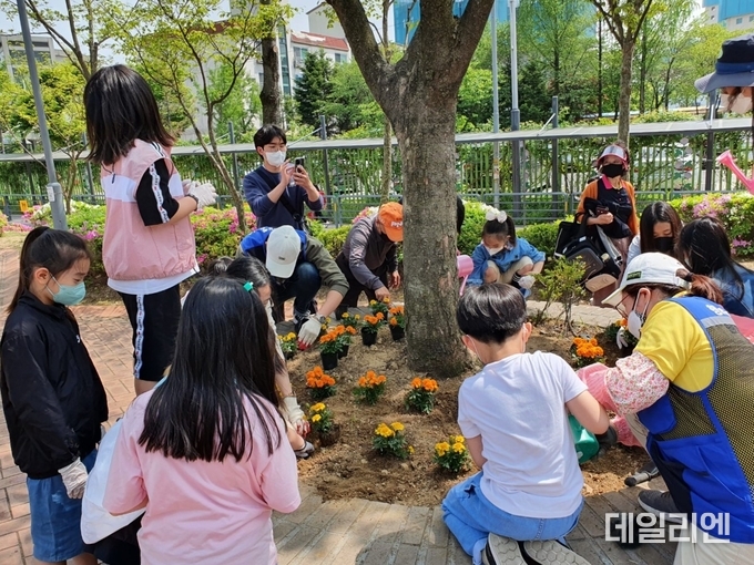  30일 유방 어린이공원에서 성산초등학교 학생들이 꽃을 심고 있는 모습