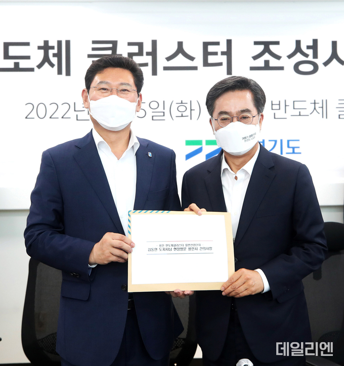 이상일 용인시장이 김동연 경기도지사에게 용인 반도체클러스터 성공 조성을 의한 건의 사항을 전달하고 있다.