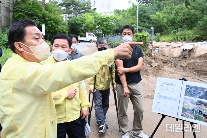 지난 1일 취임식을 취소하고 수해 피해지역을 방문한 이재준 수원특례시장이 현장을 점검하고 있다.