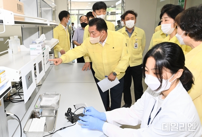 이재준 수원특례시장이 지난 15일 수원시상수도사업소 정수 공정 현장을 점검하고 있다.