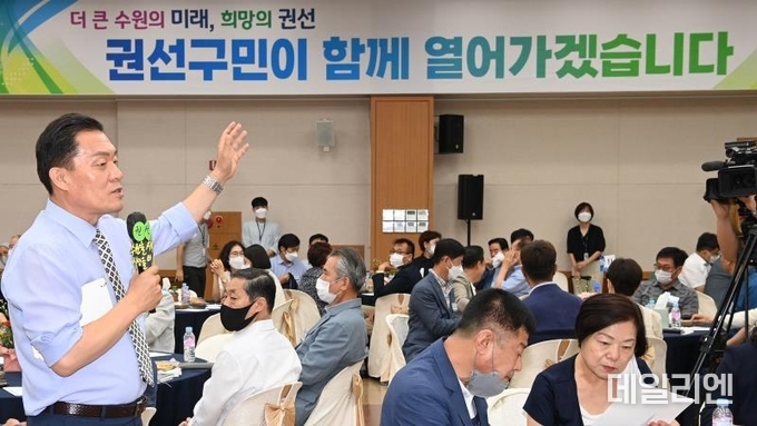 이재준 수원특례시장이 지난 7일 권선구 ‘시민이 꿈꾸는 수원이야기’에서 주민들과 함께 지역 현안에 대해 논의하고 있다.