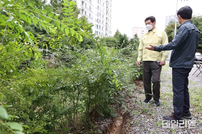 이상일 용인시장이 마북천 인근 수해현장을 살펴보고 있다.
