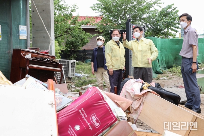 이상일 용인시장이 고기교 인근 수해현장을 살펴보고 있다.
