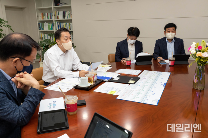 이재준 시장이 간부공직자 회의에서 발언하고 있다.