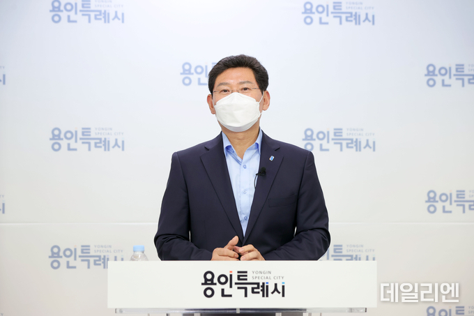 이상일 용인특례시장이 18일 취임 50일을 맞아 언론브리핑을 열고 반도체 산업 육성 전략을 설명하고 있다