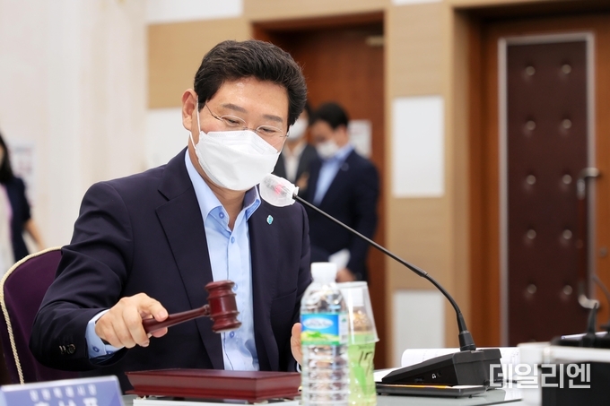 이상일 용인특례시장이 특례시시장협의회 정기회의를 주재하고 있다.