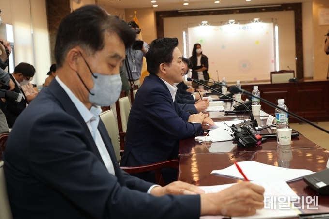 공약 이행위해 국토부장관과 토론하는 하은호 군포시장