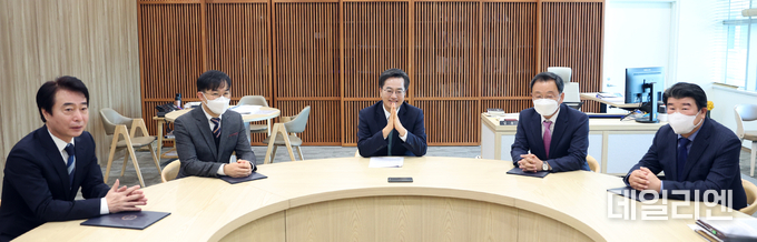 왼쪽부터 조신 경기도시장상권진흥원 원장, 채이배 경기도일자리재단 대표이사, 김동연 경기도지사, 민경선 경기교통공사 사장, 조원용 경기관광공사 사장.