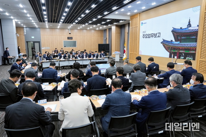 지난 11월 초 수원특례시가 2023 주요업무보고회를 열어 시민들과 함께 공유하고 있다.