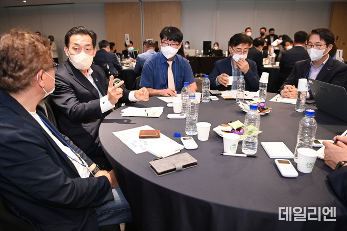 지난 9월 이재준 수원특례시장이 기업인들과 간담회를 열어 기업지원 방안에 대해 이야기를 나누고 있다.