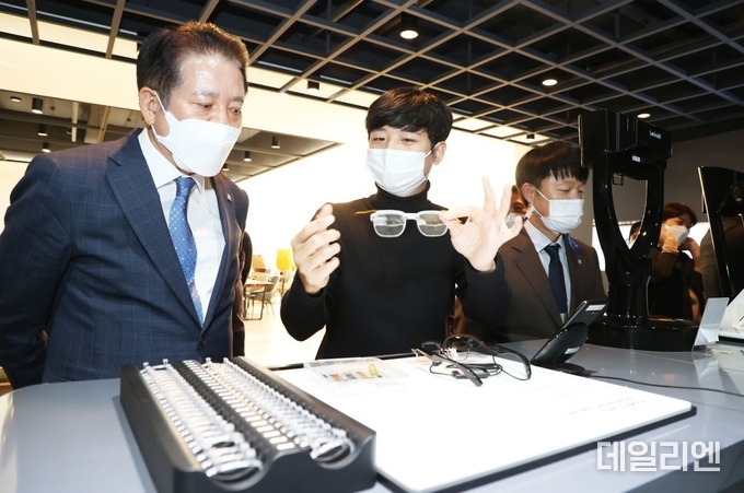 최대호 안양시장이 관내 광학 대표기업 (주)레티널을 방문해 기업운영과 애로사항을 청취하고 있다.