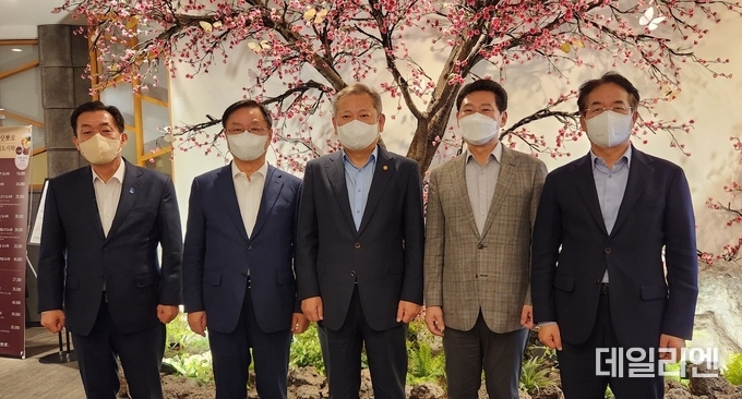 지난해 10월 이재준 수원특례시장(왼쪽 첫 번째)을 등 특례시장들이 이상민 행정안전부 장관(가운데)과 면담에서 특례시 지원 건의문을 전달한 뒤 기념촬영을 하고 있다.