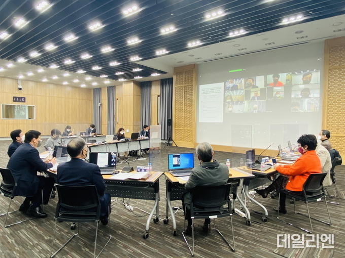 지난해 4월 시민이 만드는 수원특례시 참여본부 공동대표단이 온라인으로 영상회의를 진행하고 있다.