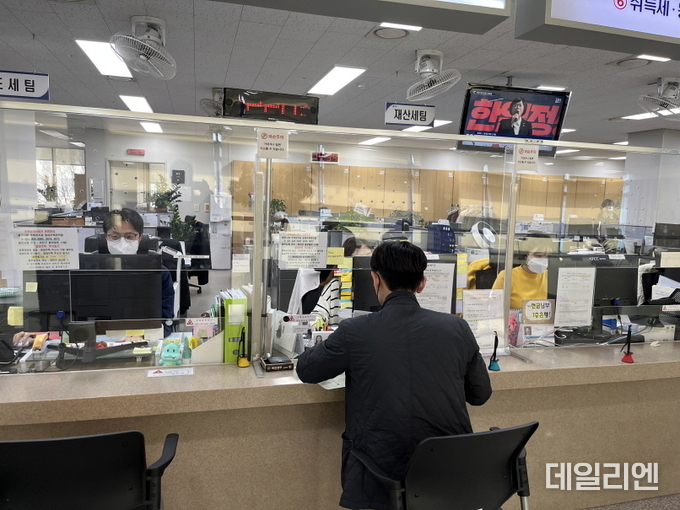 수지구 관계자가 생애최초 주택 구입 시민을 상담하고 있다