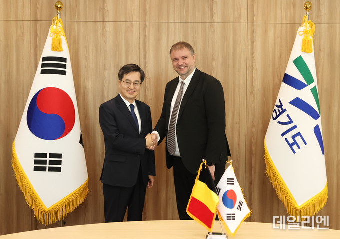 29일 오전 경기도청 5층 집무실에서 김동연 경기도지사가 마틴 에커만 헤레우스일렉트로나이트 CEO와 기념촬영을 하고 있다.