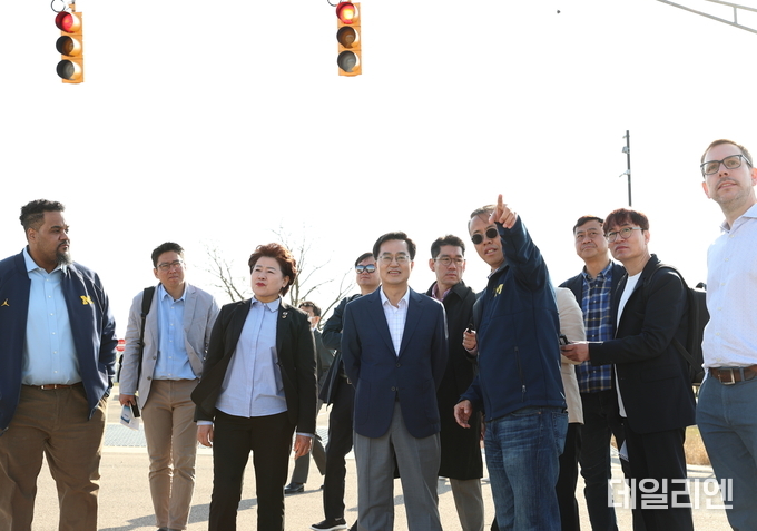 현지 시각 10일 오전 김동연 경기도지사와 경기도의회 남경순 부의장이 헨리 리우(Henry Liu) Mcity Director 및 그레그 맥과이어(Greg McGuire) Mcity 매니징 디렉터의 안내로 Mcity 현장 확인 및 현황을 청취하고 있다.