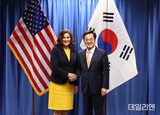 김동연 경기도지사가 그레첸 휘트머(Gretchen Whitmer) 미시간 주지사와 기념 촬영을 하고 있다.