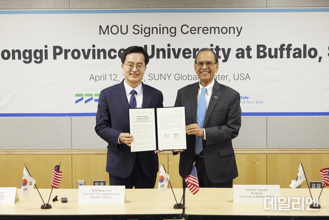 현지시간 12일 오전 미국 뉴욕 SUNY Global center 에서 김동연 경기도지가 사티쉬 K. 트리파티 (Satish K. Tripathi)뉴욕주립대버팔로 총장과 경기청년사다리프로그램 협약식을 갖고 기념촬영을 하고 있다.