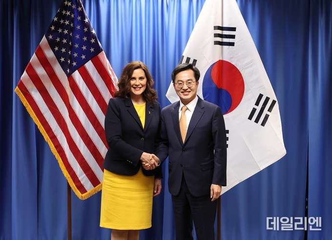  현지시간 11일 오후 미시간(디트로이트)에서 김동연 경기도지사가 그레첸 휘트머(Gretchen Whitmer) 미시간 주지사와 기념촬영을 하고 있다.