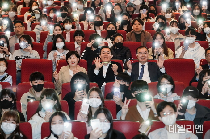 지난 4월8일 청소년문화센터에서 열린 수원청소년참여기구연합발대식에서 이재준 수원특례시장(가운데)과 청소년들이 휴대폰 손전등을 활용한 퍼포먼스를 펼치고 있다.