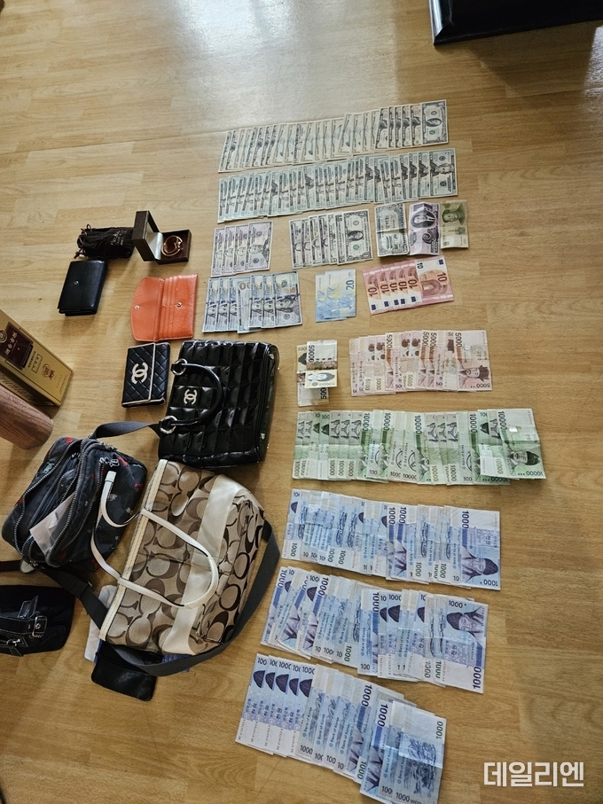 용인특례시가 상습 고액체납자에게 압류한 명품가방과 현금
