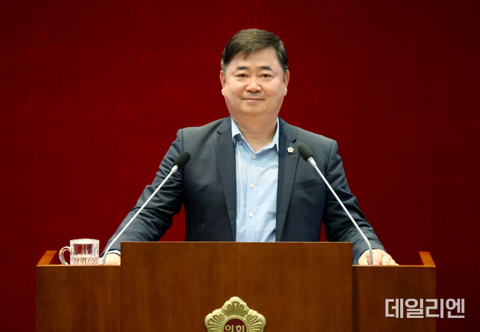 성남시의회 김종환 의원 제284회 임시회 1차 본회의 5분 발언을 통해 기동 산20번지 일대 노인복지시설 건립 현장에 대한 문제점을 지적하고 있다.