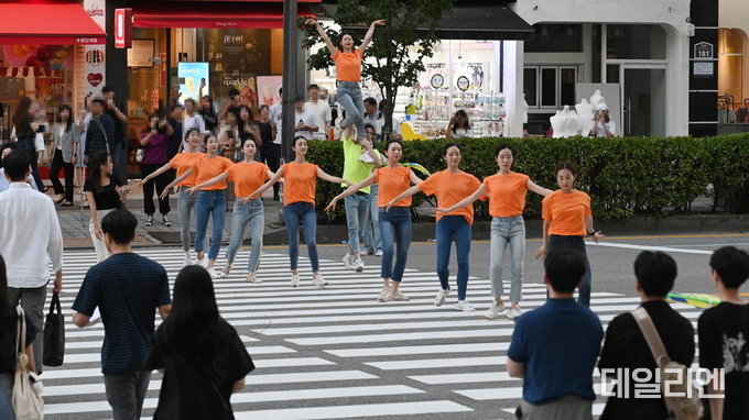지난 4일 수원시 팔달구 인계동에 위치한 횡단보도에서 2023 수원발레축제를 홍보하는 ‘발레 in 횡단보도’가 진행돼 시민들이 구경하고 있다.