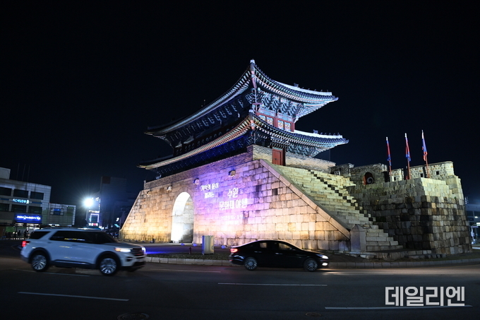 수원화성 팔달문 벽면에 ‘기억의 문이 열리는 수원 문화재 야행’이라는 조명 전시가 비춰진 모습