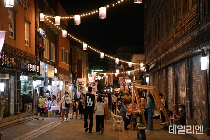 수원시의 여름밤을 즐길 수 있는 수원 문화재 야행이 진행된 행궁동 일대를 시민들이 즐기고 있다.