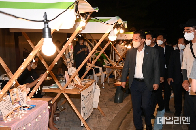 지난해 수원 문화재 야행 행사를 방문한 이재준 수원특례시장이 주민들이 참여한 마켓을 둘러보고 있다.