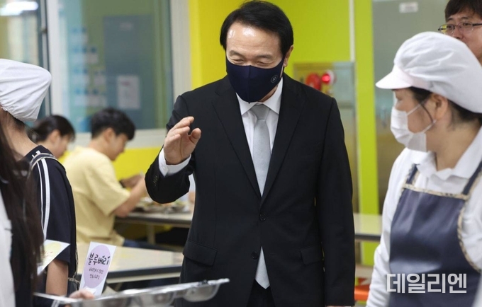 임태희 경기도교육감이 4일 오후 경기도 수원의 한 중학교를 방문해 자율선택급식 현황을 살펴보고 있다