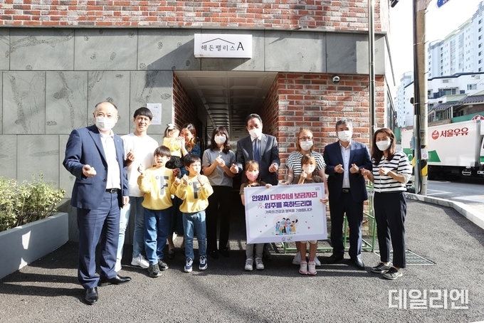 2022년 9월 최대호 안양시장이 다둥이네 보금자리 1호 입주가정을 방문했다.