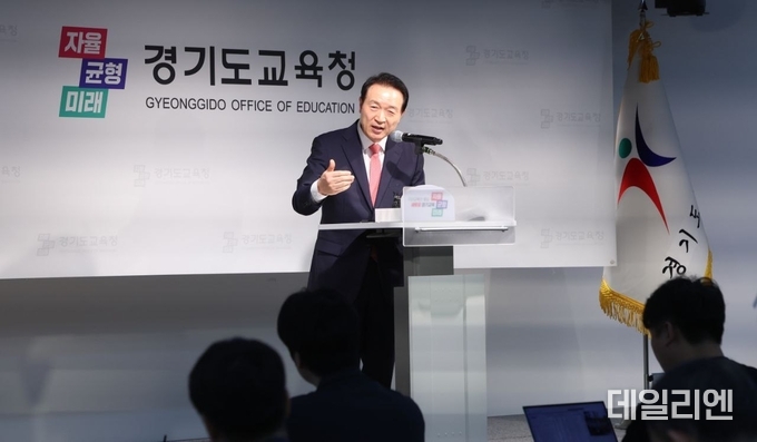 임태회 경기도굥육감이 21일 기자회견을 통해 의정부 호원초에서 근무하다가 숨진 교사 2명의 사망원인에 대한 조사 결과를 발표하고 있다.