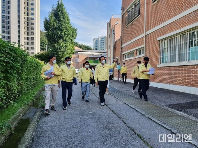 지난 7월 임태희 경기도교육감이 성남제일초 석축 전면 개축을 위한 학교 현장을 방문하여 안전 점검을 하고있다.