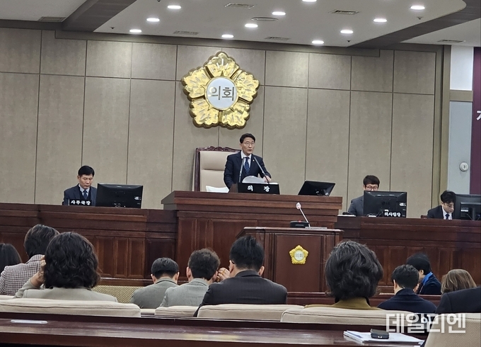 수원시의회 김기정 의장 379회 정례회 1차 본회의 개회사를 통해 지난 1년 의정활동에 대한 소회를 밝히고 있다.