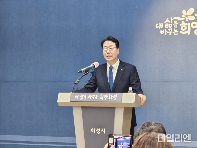 정명근 화성시장이 21일 오전 100만 화성특례시 미래 비전을 제시하는 시정브리핑을 하고 있다.