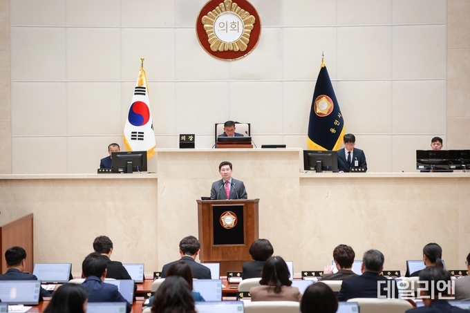이상일 용인특례시장이 지난달 30일 제277회 용인시의회(정례회) 제3차 본회의에서 시정연설을 하고 있다.