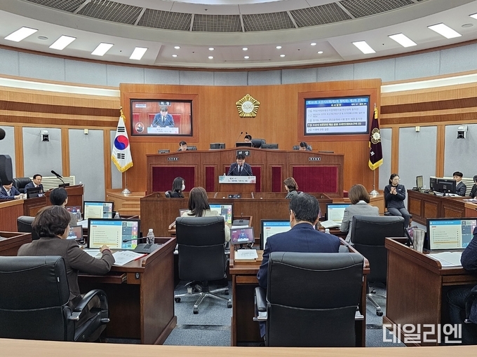 오산시 서정욱 홍보담당관이 재의된 '오산시 언론 관련 예산 운영 조례안'에 대해 집행부를 대신해 제안 설명을 하고 있다.