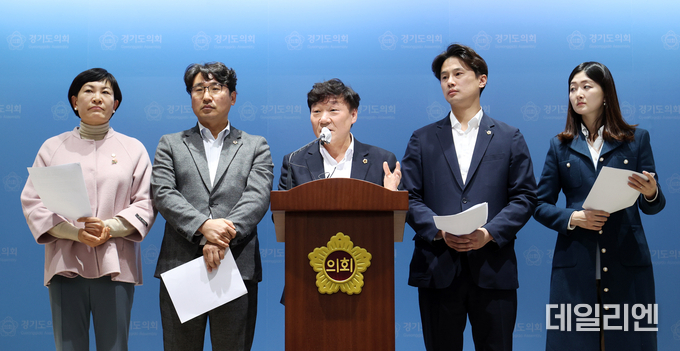 경기도의회 미주당 남종섭 대표의원과 대변인단이 검찰의 경기도청 압수수색 규탄 성명을 발표하고 있다.