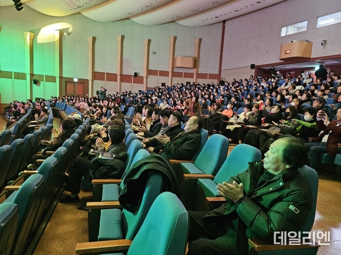 경기도경제과학진흥원 3층 경기홀을 가득 메운 수원시 자원봉사자들