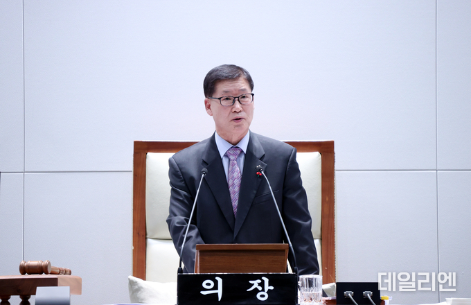성남시의회 박광순 의장이 12일 제289회 제2차 정례회 제3차 본회의 폐회사를 하고 있다.