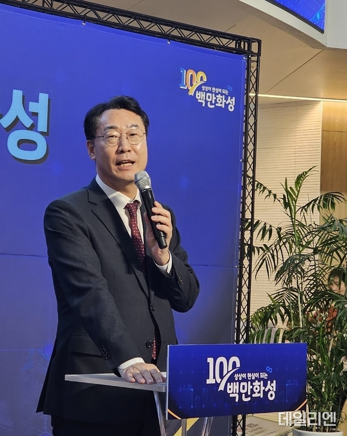 정명근 화성시장이 14일 화성시청 로비에서 열린 '인구100만 돌파, 100만 번째 시민증서 전달식'에서 인사말을 하고 있다.