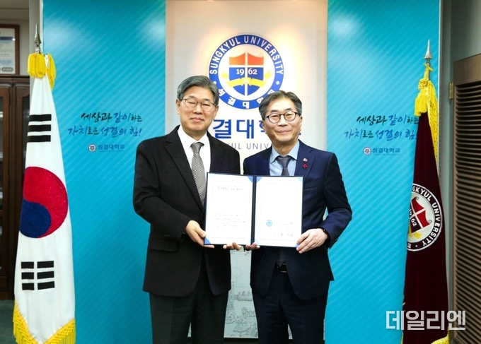 김상식 성결대 총장(좌), 박인옥 안양문화예술재단 대표이사