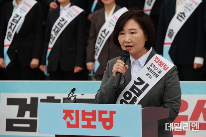 국민의힘 규탄발언 중인 진보당 경기도당 김양현 사무처장