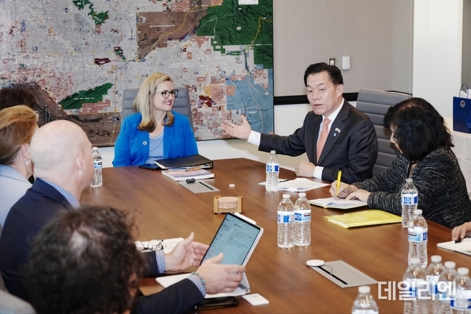이재준 수원시장이 케이트 가에고 피닉스시장과 대화하고 있다.