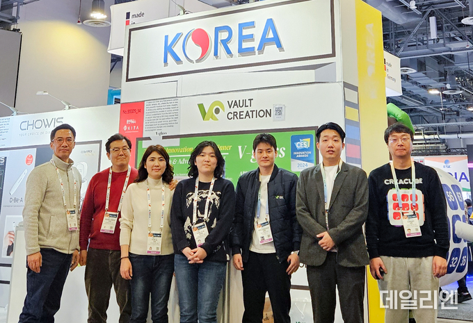 CES2024 용인특례시 공동관에 참가한 중소기업 관계자들이 기념촬영을 하고 있다.