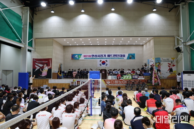 제21회 안성시장기 배드민턴대회 개회식이 열리고 있다. 대회는 2022년 7월 16일과 17일 안성시 배드민턴 전용구장에서 개최됐다.