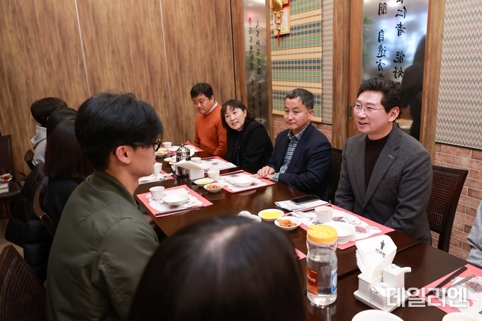 지난해 12월 6일 이상일 용인특례시장이 자립준비청년들과 함께 오찬자리를 마련해 대화를 나누고 있다.