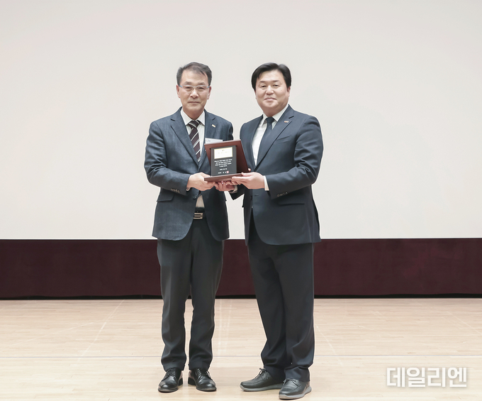 조성기 대표(왼쪽)와 임병택 시장