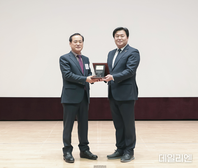 이색용 대표(왼쪽)와 임병택 시장